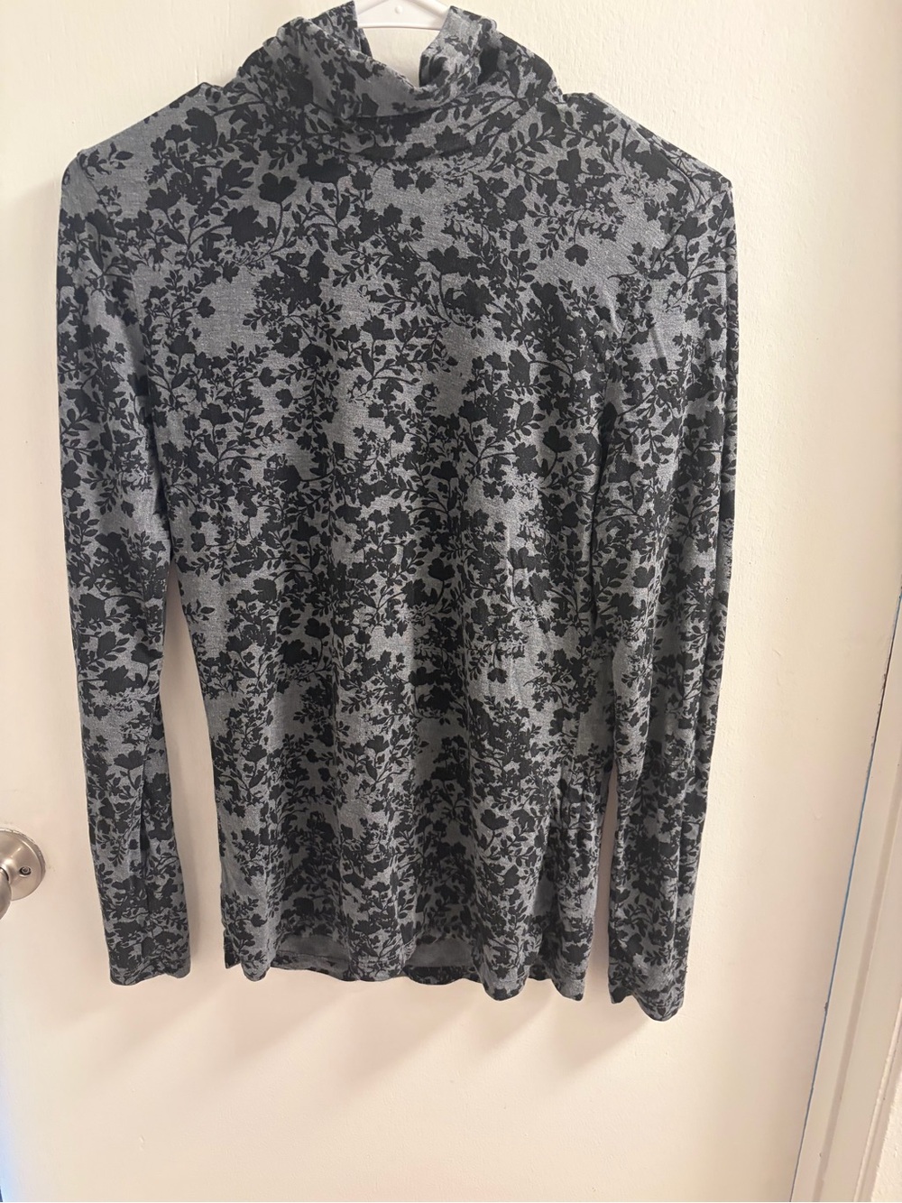 Cuddle Duds Grey Black Floral Turtleneck Long Sleeve Top Size M